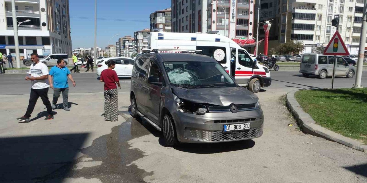 Hafif ticari aracın çarptığı anne ve 2 çocuğu ağır yaralandı