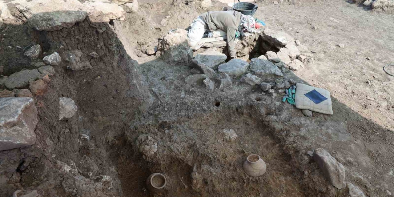 Ergani'de 5 ve 11 bin yıllık 6 mezar bulundu