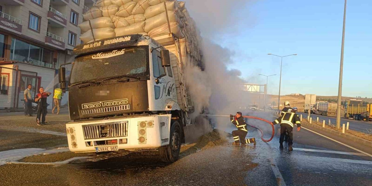 Siirt’te saman yüklü kamyonda yangın çıktı