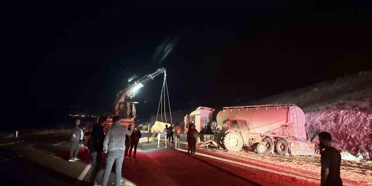 Iğdır-Doğubayazıt yolunda traktör ile kamyon çarpıştı: 3 kişi yaralandı