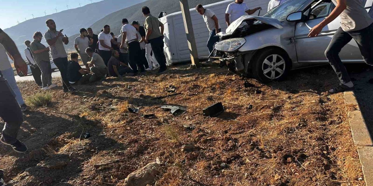 Gaziantep’te otomobil ile minibüs çarpıştı: 5 kişi yaralandı