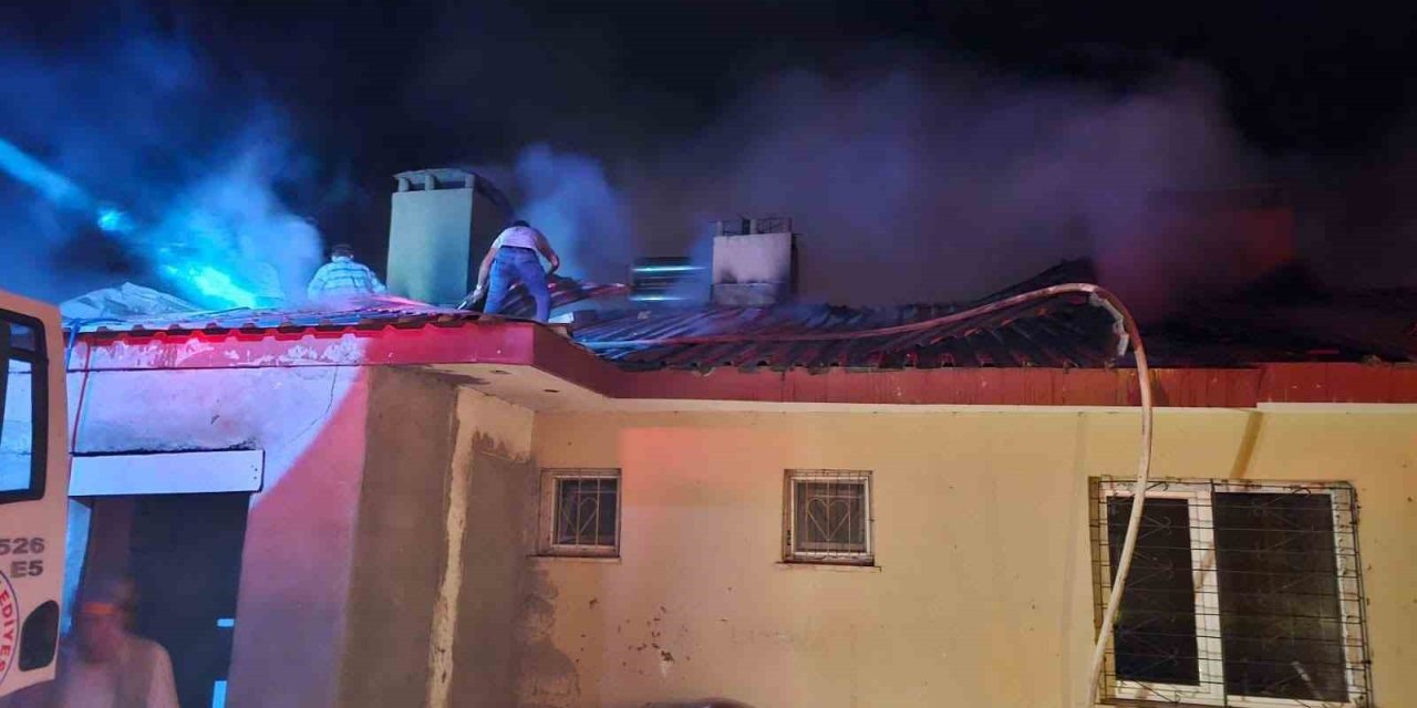 Elazığ’da ev yangınında 3 kişi dumandan etkilendi