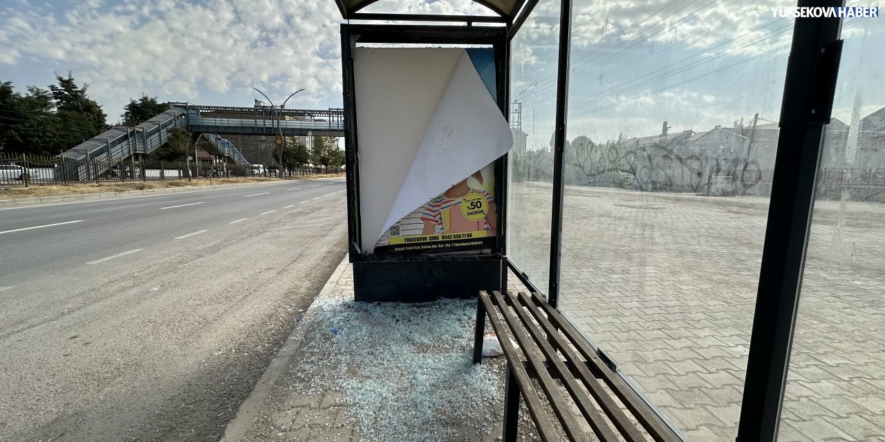Yüksekova’da toplu taşıma duraklarına zarar veriliyor: Belediye duyarlılık çağrısı yaptı