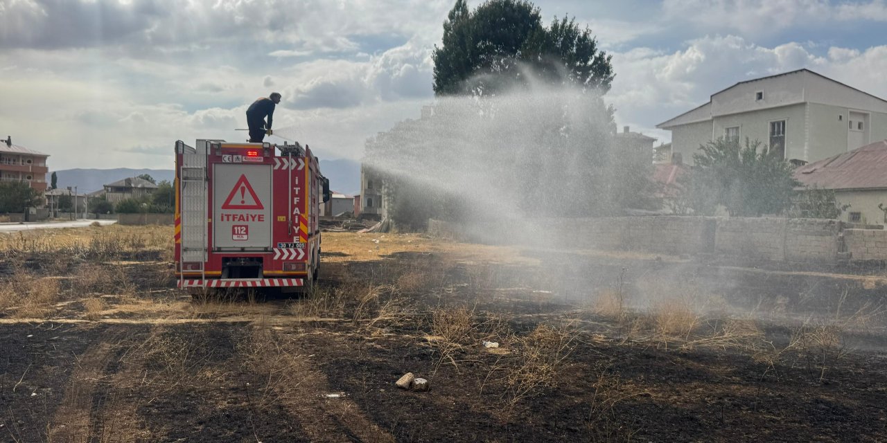 Yüksekova’nın Güngör Mahallesi'nde anız yangını