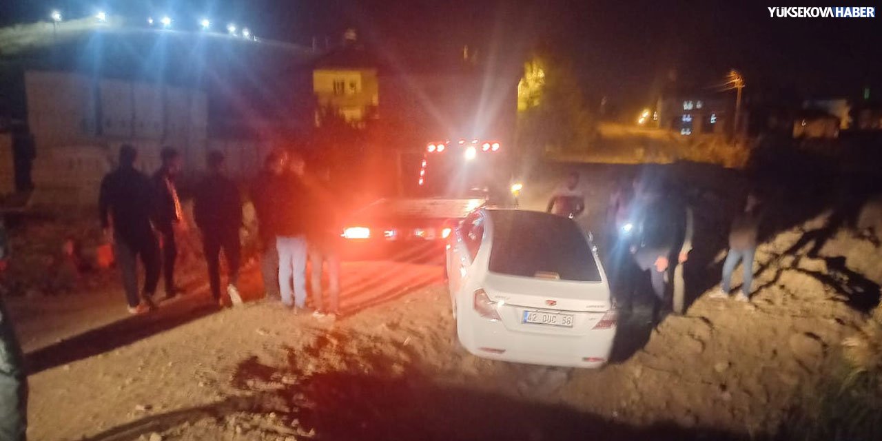 Yüksekova’da kontrolden çıkan otomobil kanala girdi