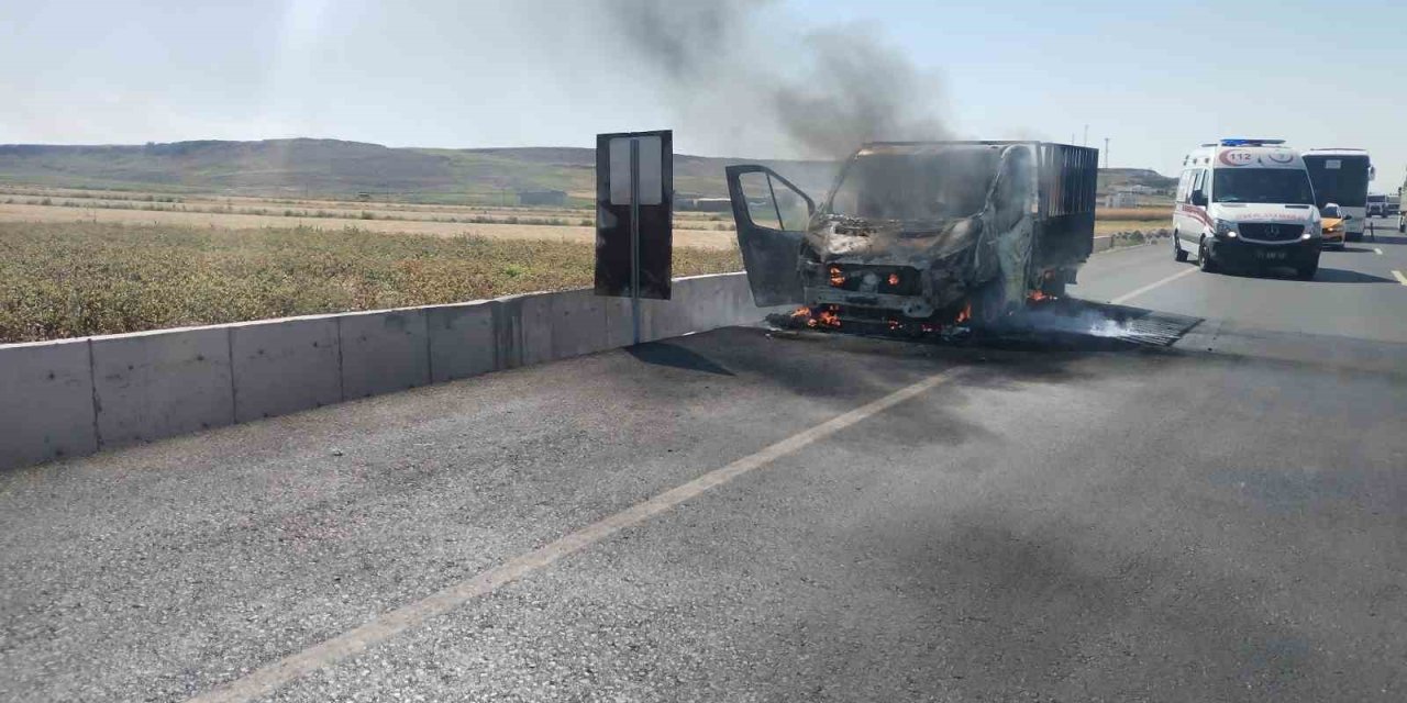 Diyarbakır’da seyir halindeki kamyonet alev aldı