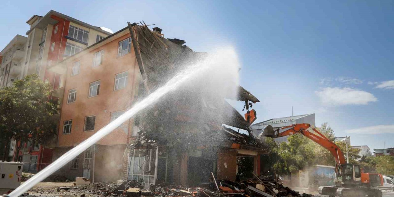 Van’da yol genişletme çalışmaları kapsamında 4 katlı bina yıktırıldı