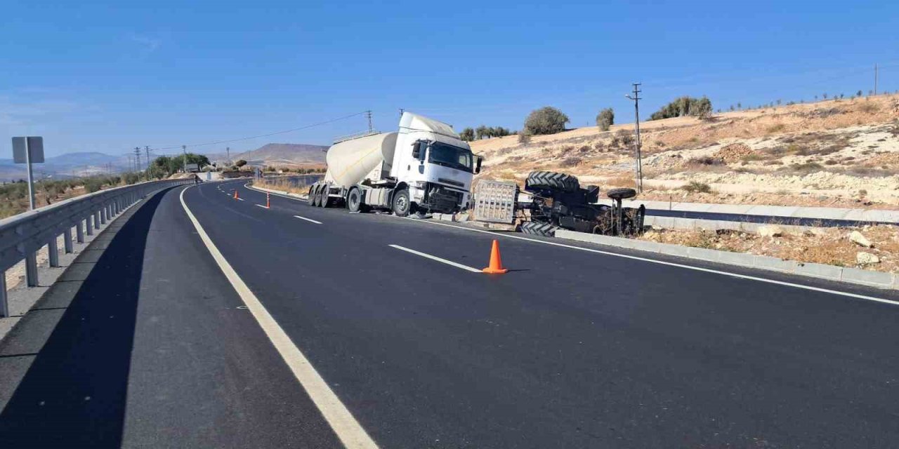 Beton mikseri traktöre çarptı: 1 kişi yaralandı