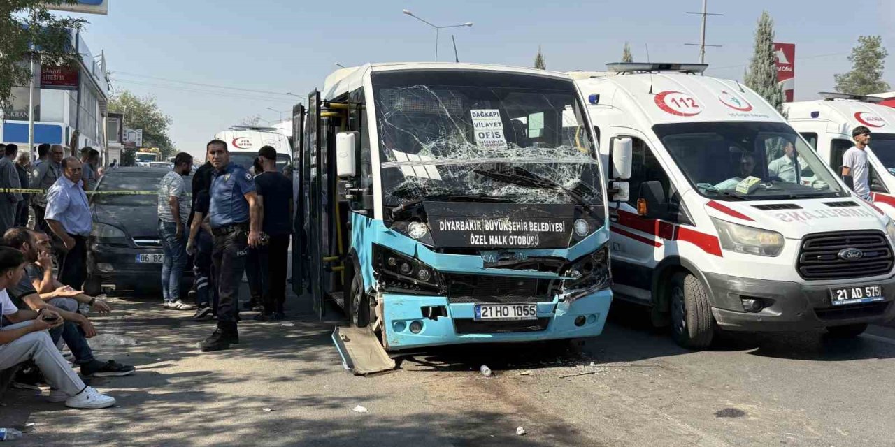 Diyarbakır’da freni patlayan halk otobüsü durakta bekleyen başka otobüse çarptı: 20 yaralı