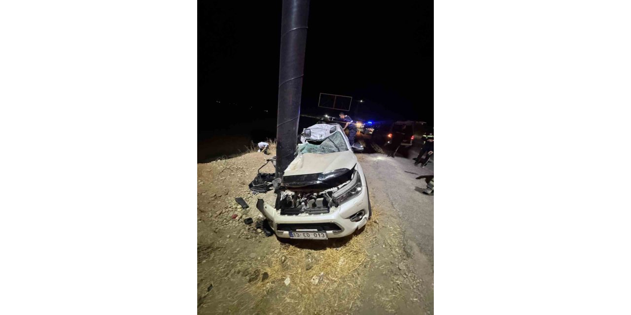 Reklam panosu direğine çarpan otomobil hurdaya döndü: 3 kişi yaralandı