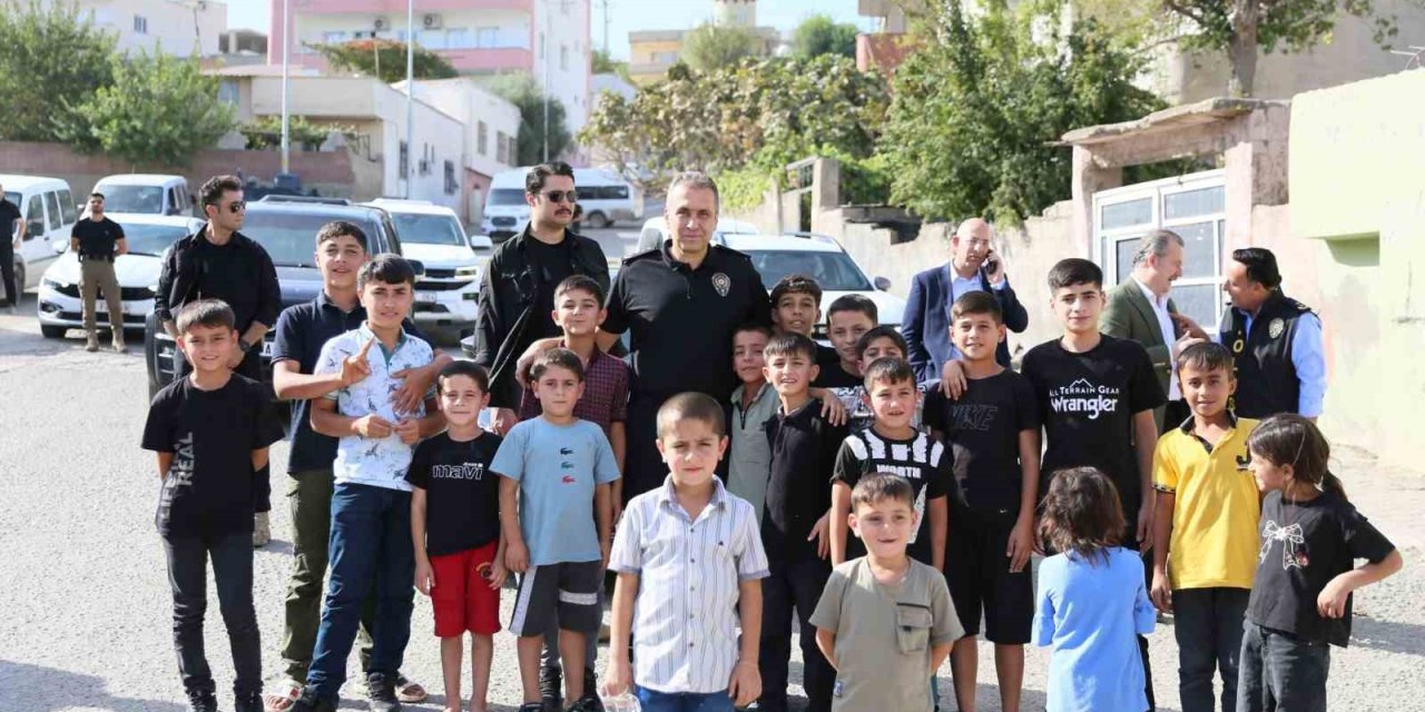 Şırnak Emniyet Müdürü Sazak çocuklarla oyun oynayıp esnafla bir araya geldi