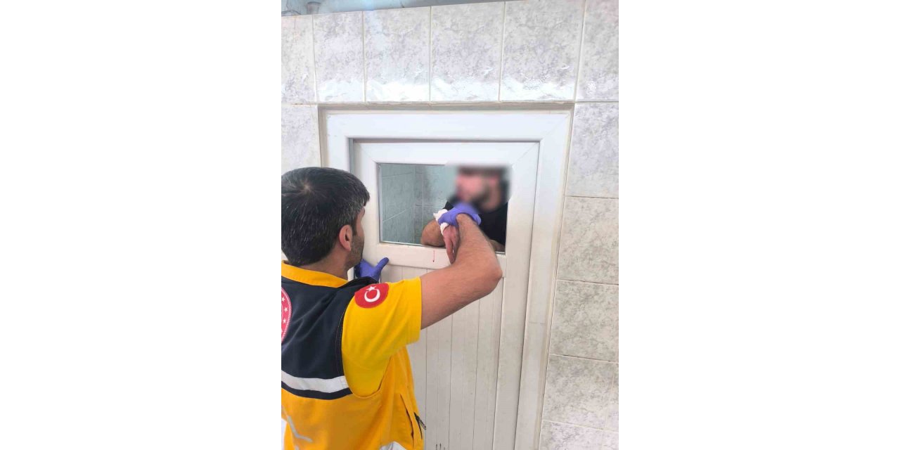 Batman'da madde krizine giren kişi caminin tuvalet camlarını parçaladı