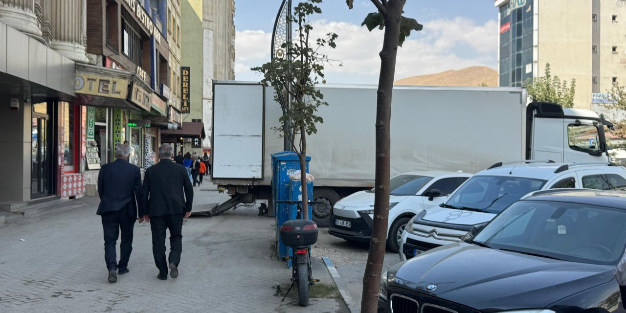 Yüksekova’da mal indiren kamyon hem yolu hem kaldırımı kapattı