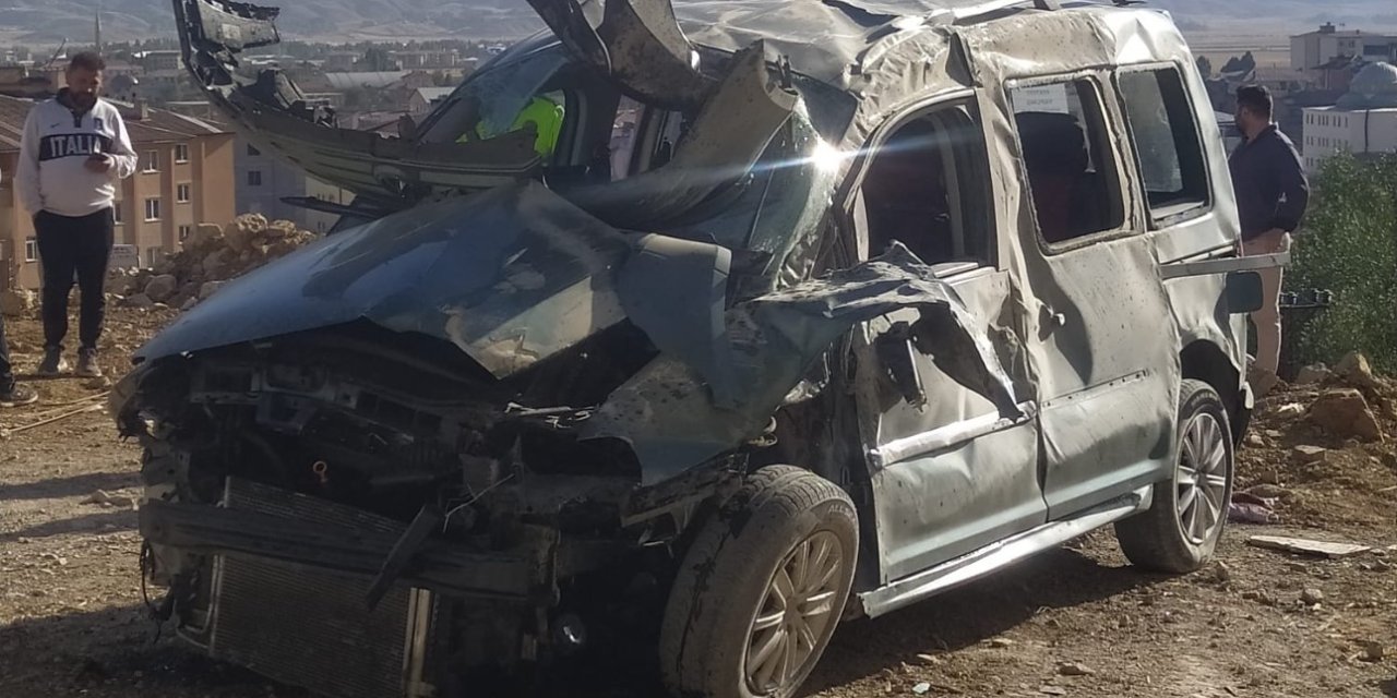 Yüksekova'da virajı alamayan araç devrildi: 1’i ağır 4 yaralı