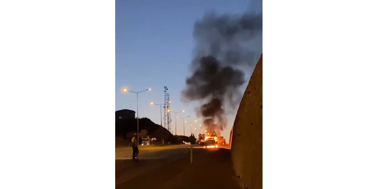 Elazığ’da seyir halindeki otomobil alev aldı
