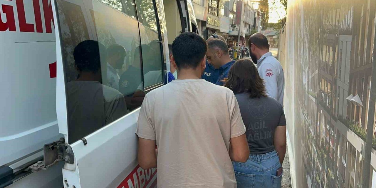 Sokak ortasında bıçaklı saldırıya uğrayan 2 kişi yaralandı