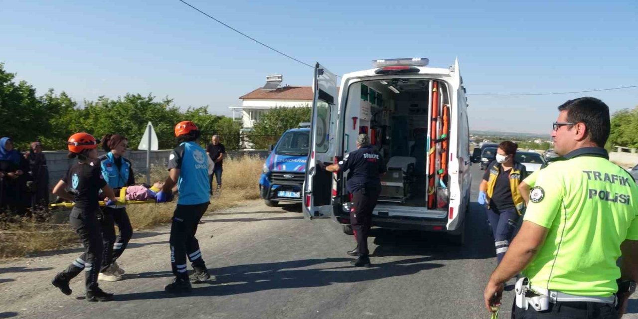 Kontrolden çıkan araç bahçe duvarına çarptı