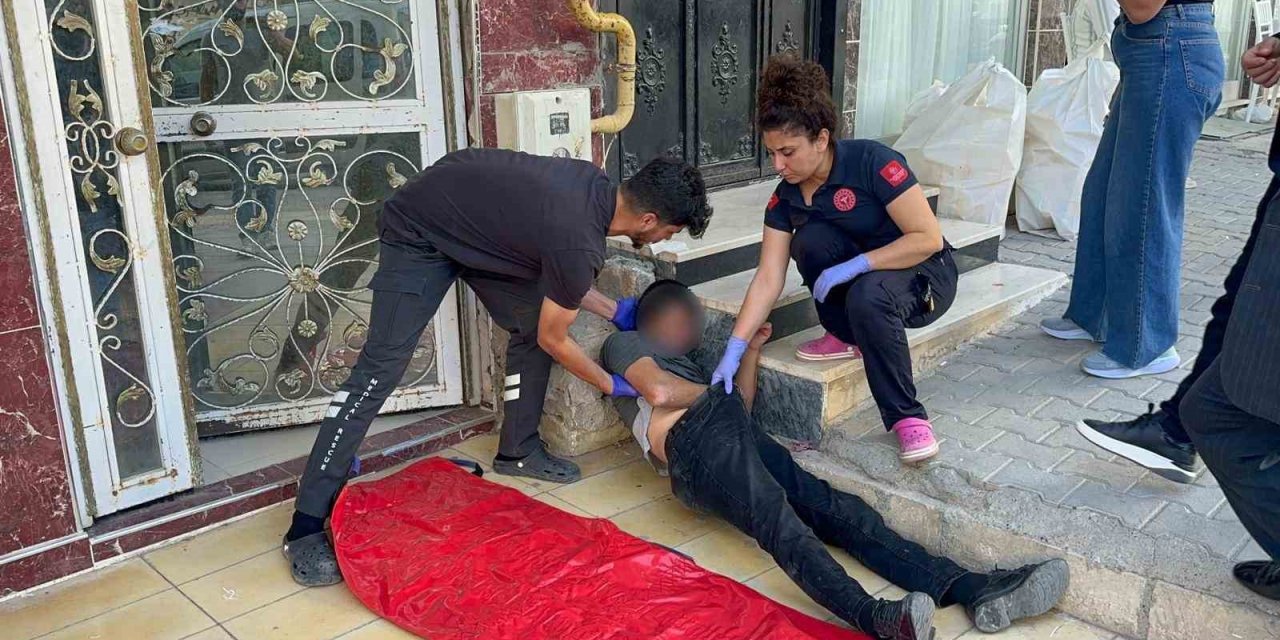 Adıyaman'da madde bağımlısı kaldırıma yığılıp kaldı