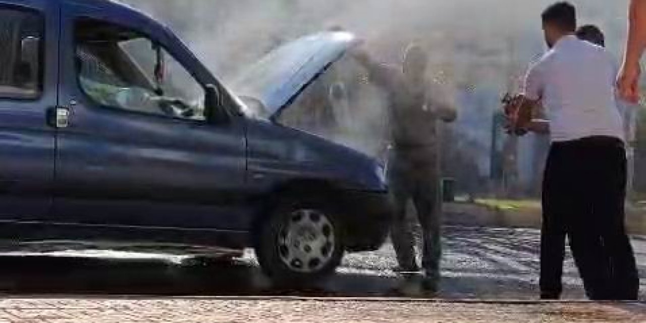 Seyir halindeki araba, yaşlı kadın içindeyken alev aldı