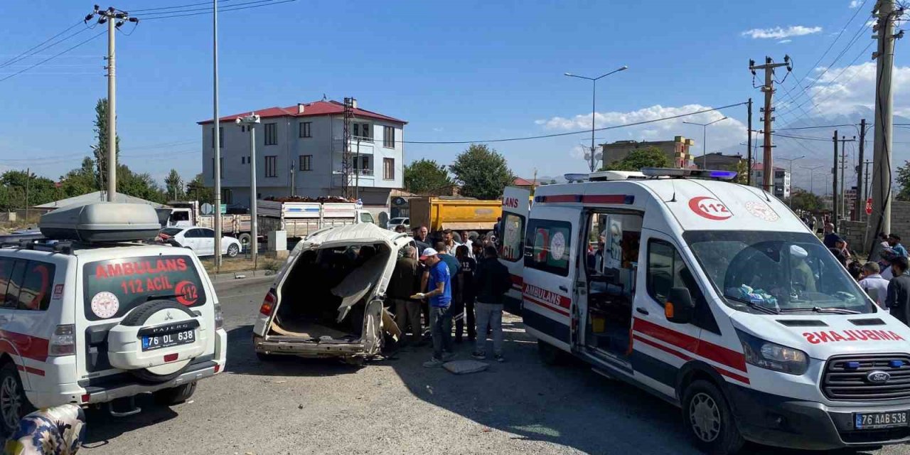Iğdır’da zırhlı polis aracıyla otomobil çarpıştı: 4 kişi yaralandı