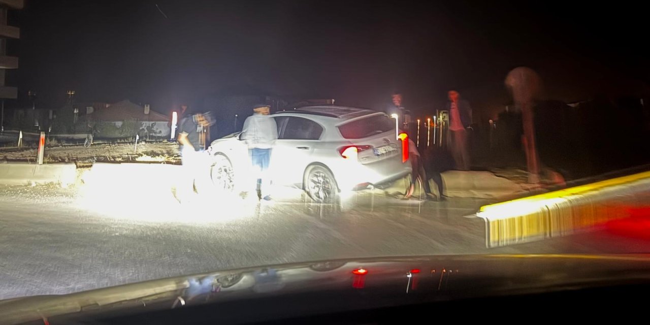 Çevreyolu caddesinde kaza: Otomobil orta refüje çıktı