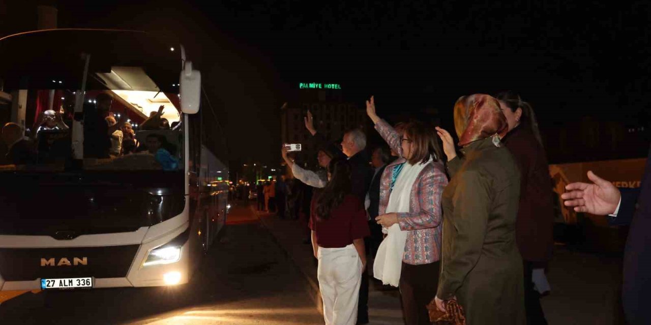 Gaziantep'te evliliklerinde 41 yılı dolduran çiftler kutsal topraklara uğurlandı