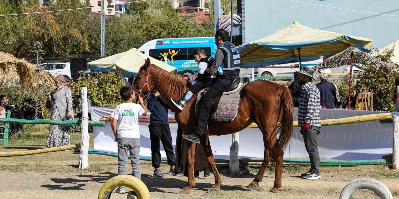 Van’daki özel çocuklar ata bindi