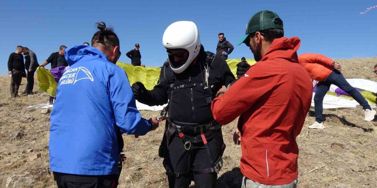 Erzurum’da gökyüzü paraşütlerle renklendi