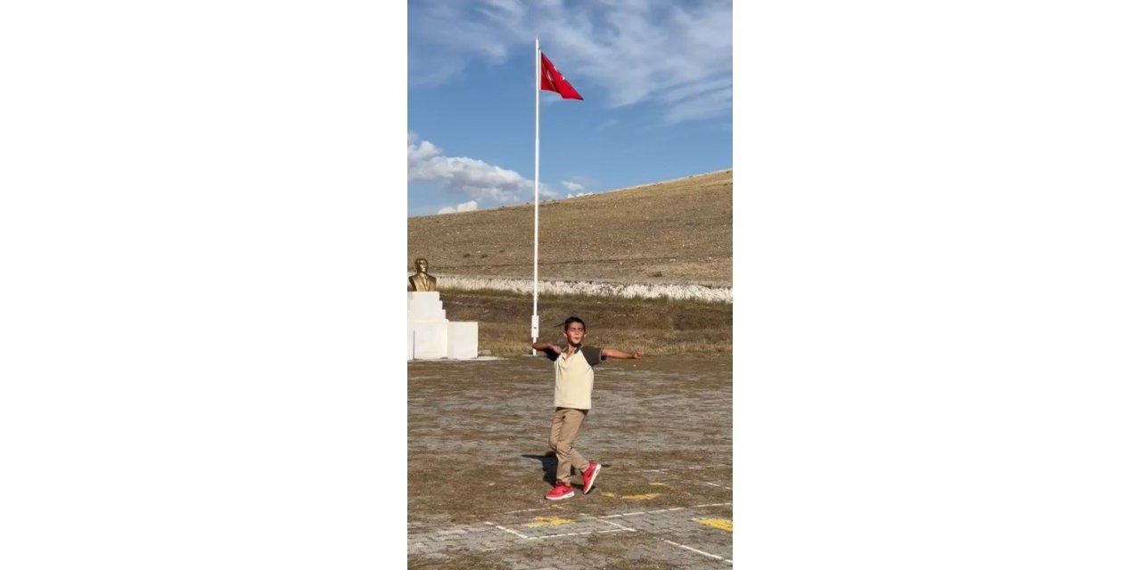 Kars’ta bir öğrencinin Kafkas dansı sosyal medyada rekor kırdı