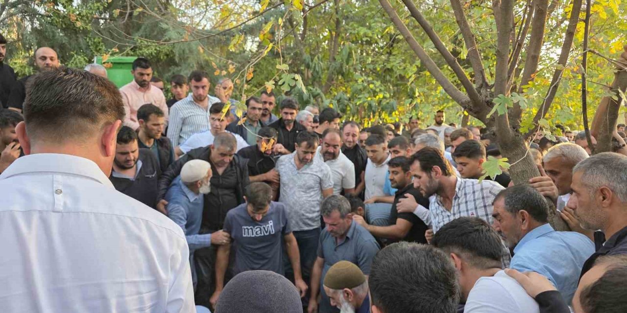 İskenderun’daki feci kazada ölen 3 arkadaş toprağa verildi