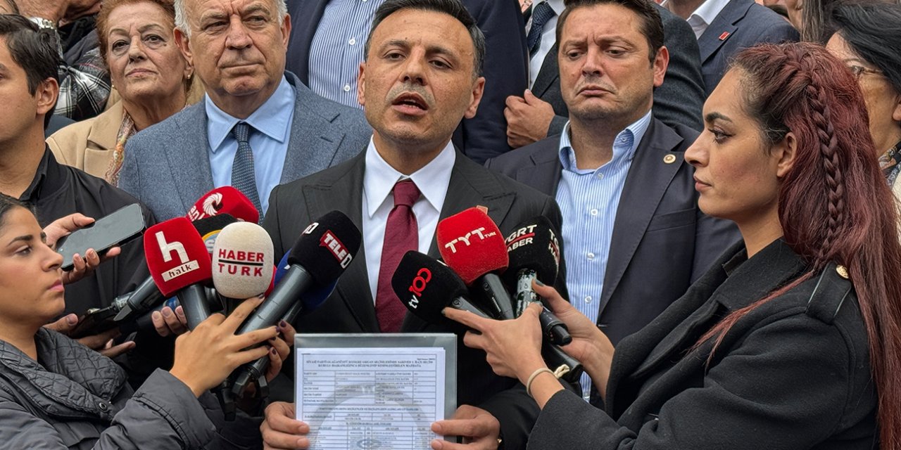 Yeniden CHP İstanbul İl Başkanı seçilen Özgür Çelik mazbatasını aldı