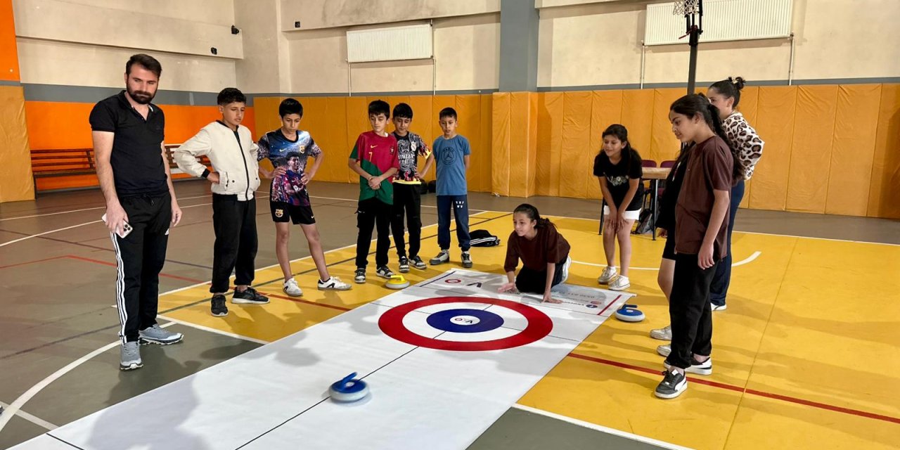 Yüksekova’da Floor Curling Turnuvası