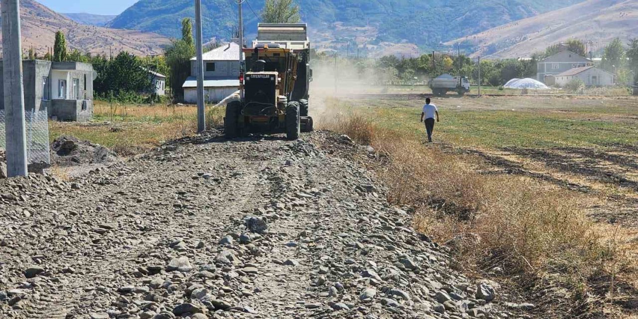 Muş’ta stabilize yol çalışmaları sürüyor