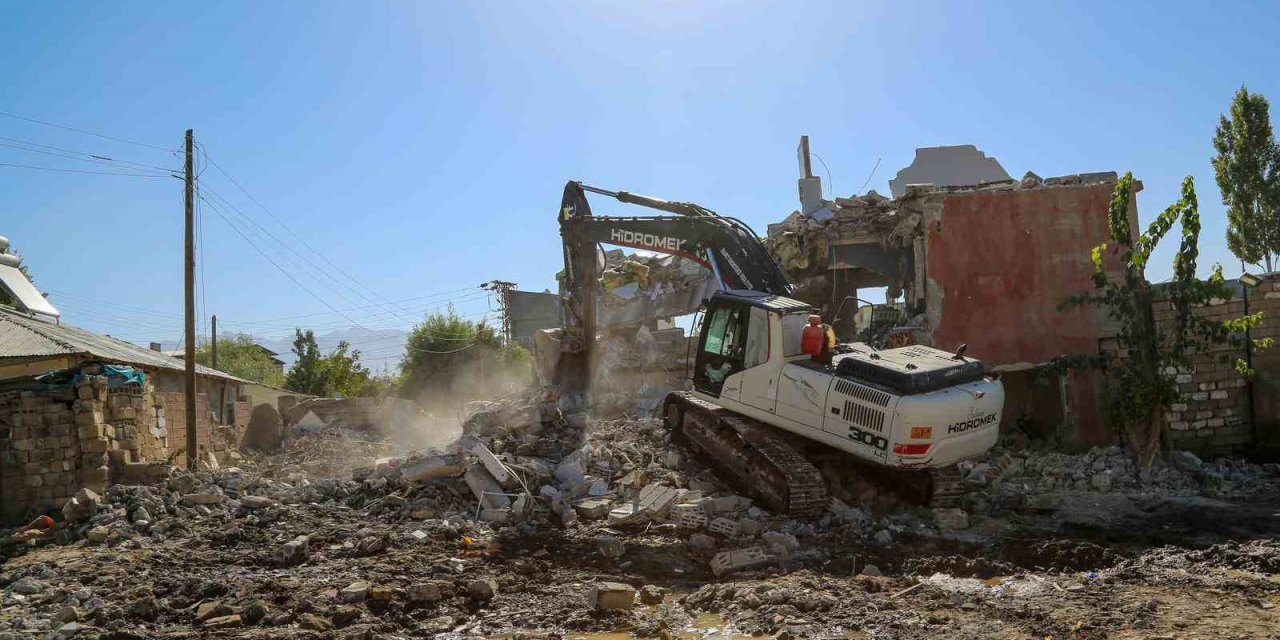 Van'ın Hatuniye Caddesi’ndeki yıkım çalışmaları devam ediyor