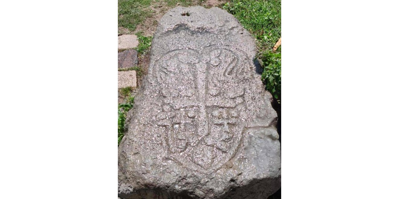 Erciş'te Bizans dönemine ait 2 stel ele geçirildi