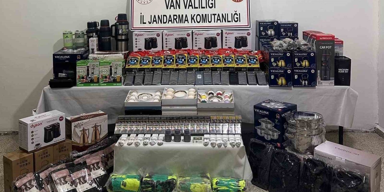 Başkale'de gümrük kaçağı malzemeler yakalandı