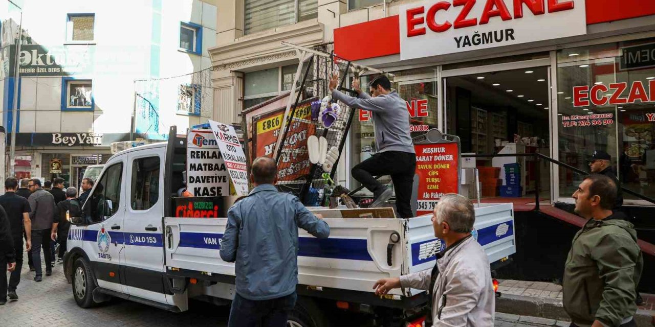 Van'da Zabıta ekibi kaldırımlara bırakılan ürünleri topladı