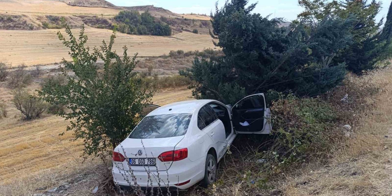 Adıyaman'da otomobil şarampole yuvarlandı: 2 yaralı