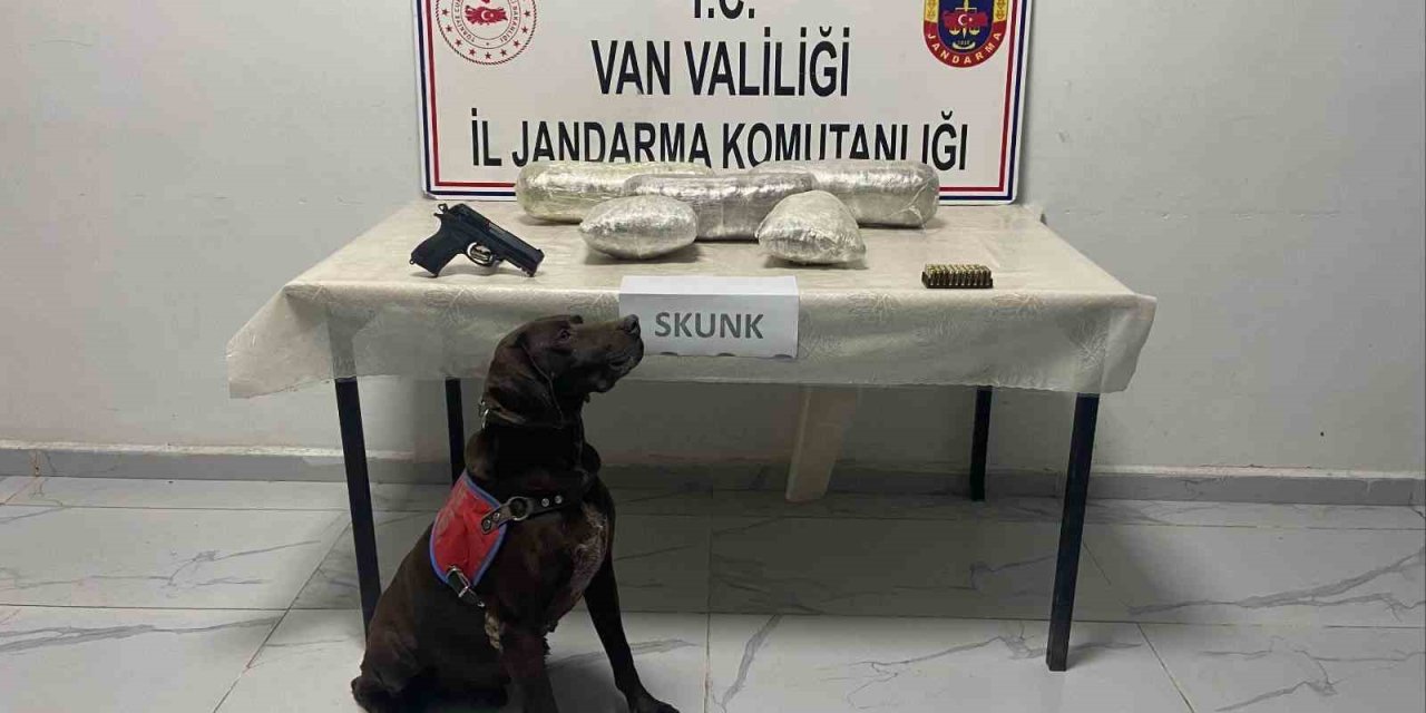 Başkale'de 4 kilo 311 gram skunk ve gümrük kaçağı malzeme ele geçirildi