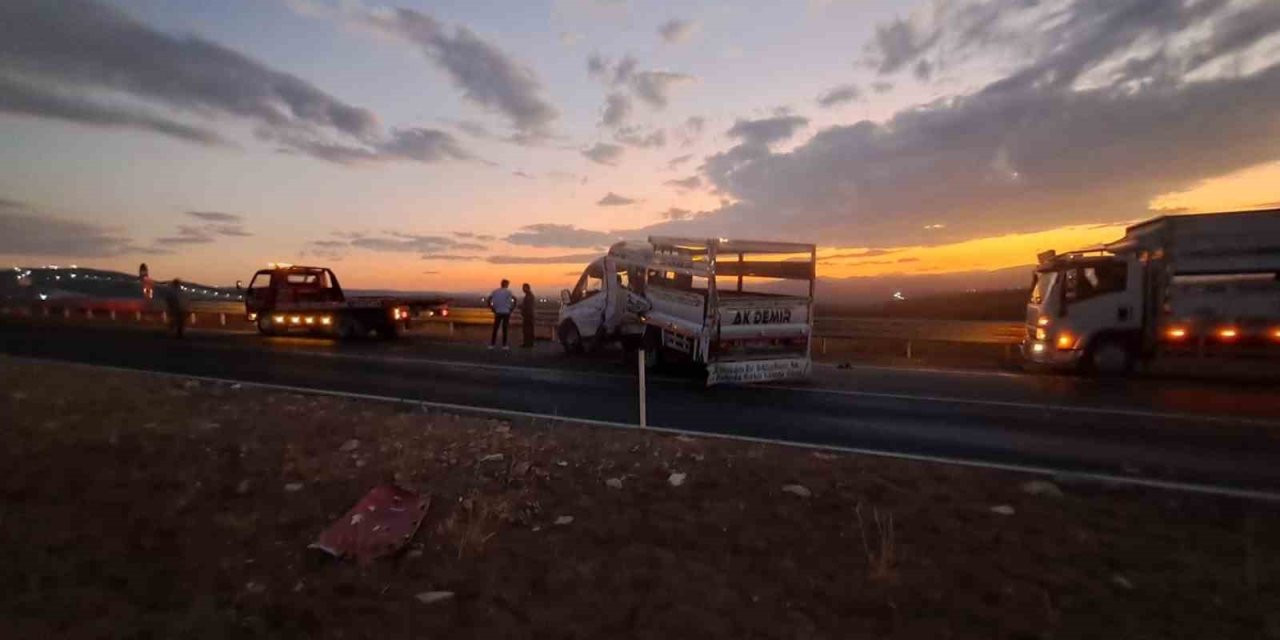 Kilis’te tır ile pikap çarpıştı: 3 kişi yaralandı