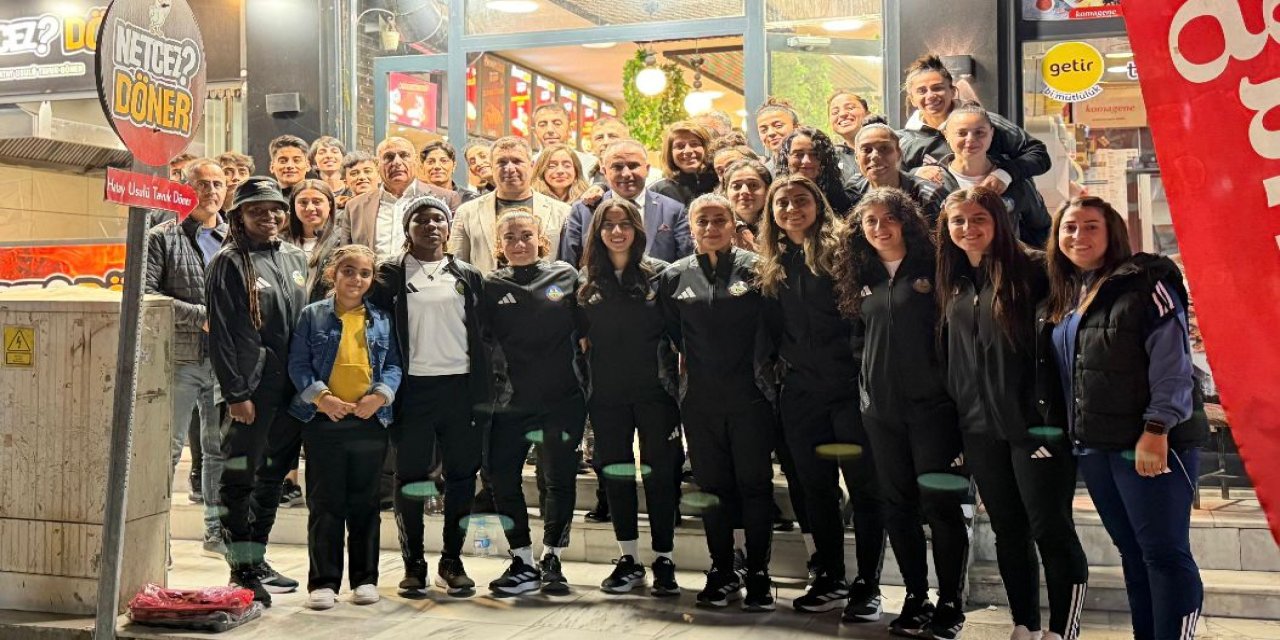 Yüksekova Kadın Futbol Takımı’na moral yemeği