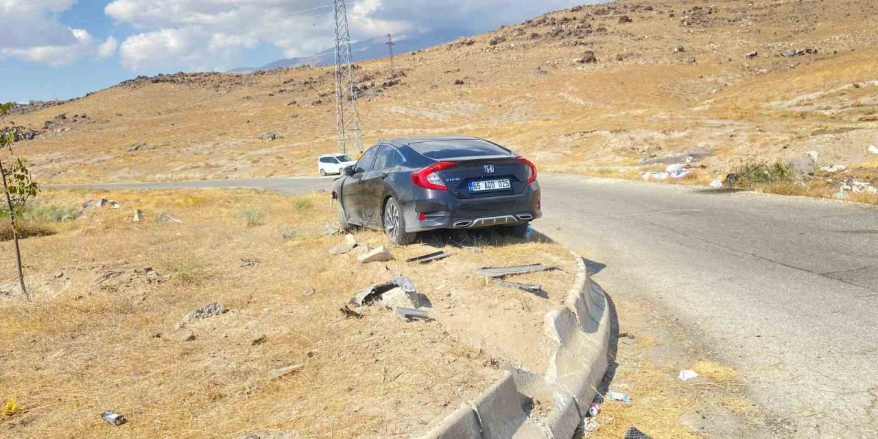 Bitlis'te kontrolden çıkan otomobil bariyerlere çarptı: 4 yaralı