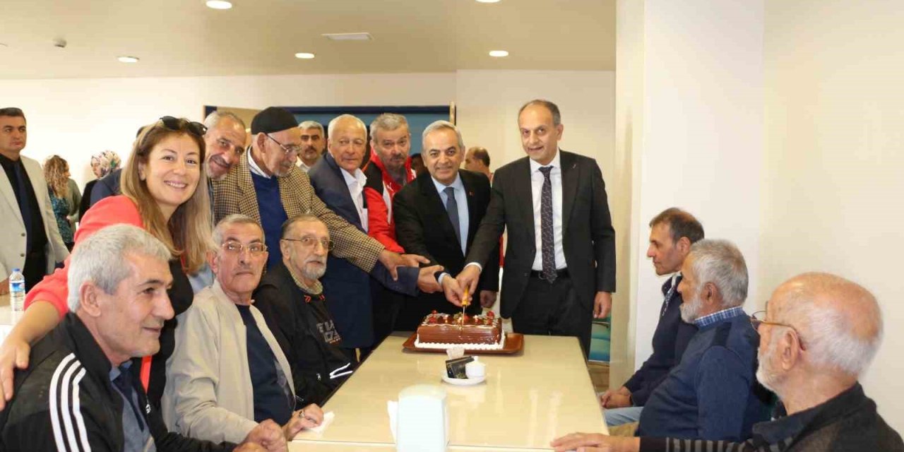 İl Sağlık Müdürü Gecekuşu, huzurevi sakinleriyle buluştu