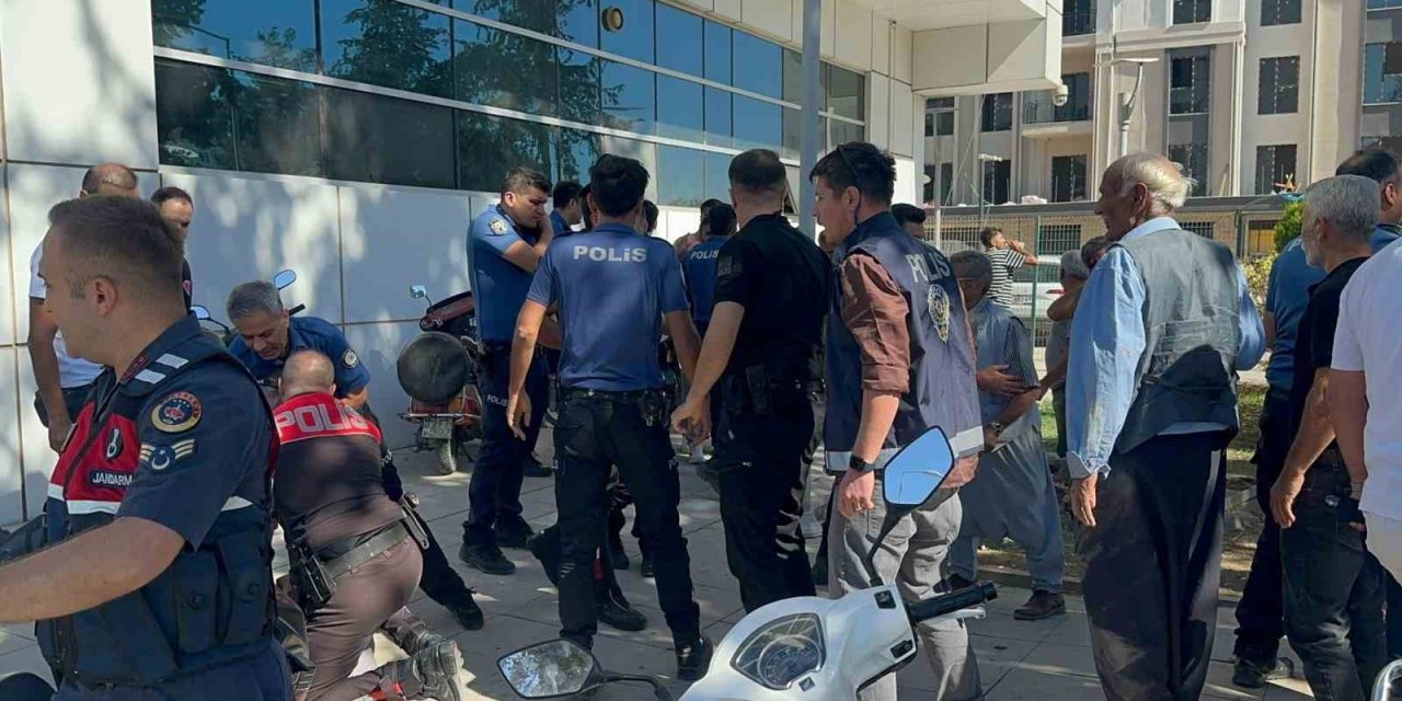 Adıyaman'da köyde başlayıp adliye önünde devam eden kavgada 30 kişi yaralandı