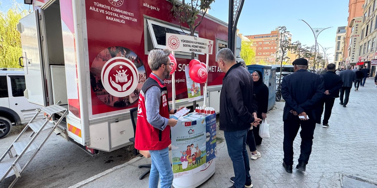 Yüksekova’da mobil sosyal hizmet aracı vatandaşları bilgilendirdi