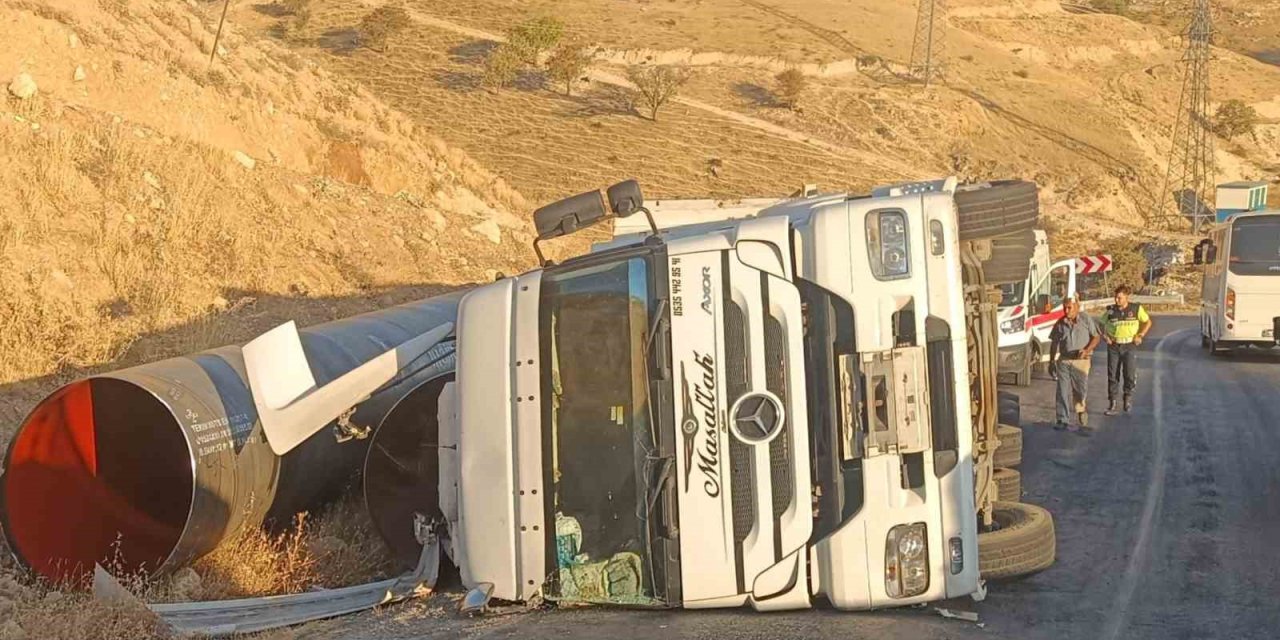 Siirt'te virajı alamayan tır devrildi