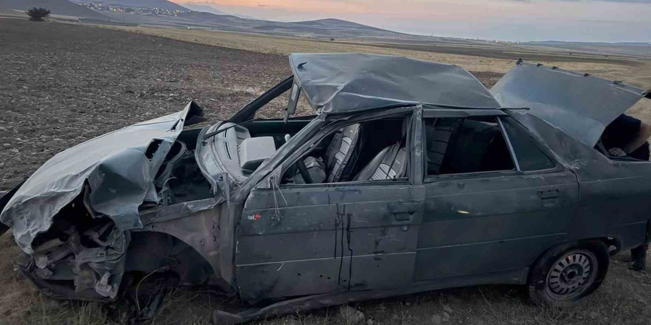 Gevaş'ta lastiği patlayan otomobil karşı yoldan gelen cipe çarptı