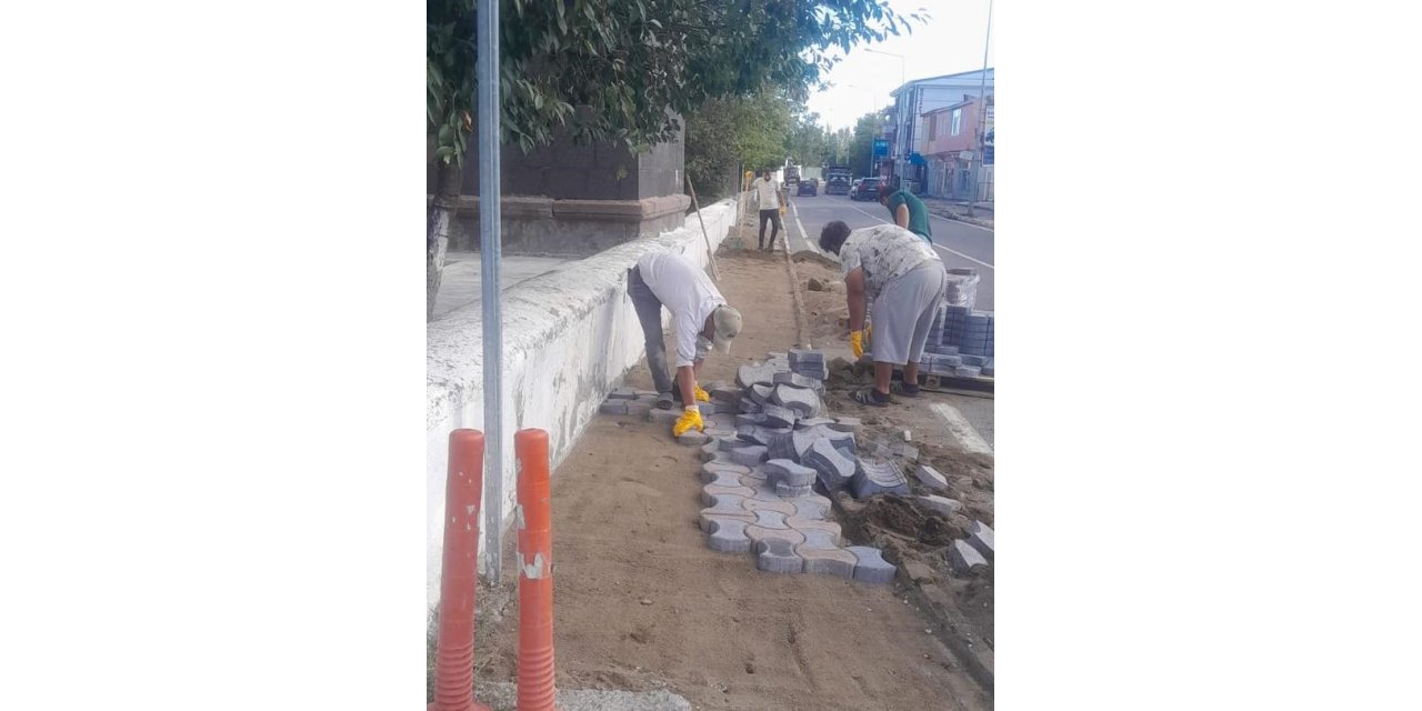 Arpaçay’da kaldırımlarda kilitparke taşı çalışması