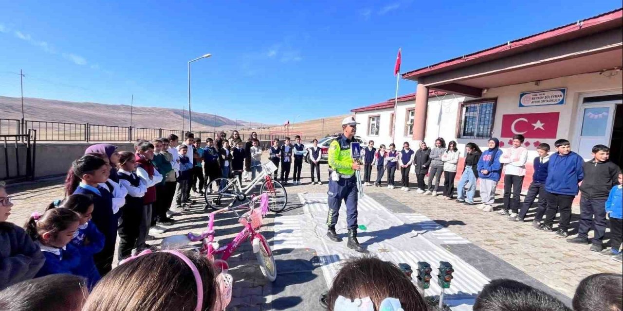 Selim’de öğrencilere trafik eğitimi verildi