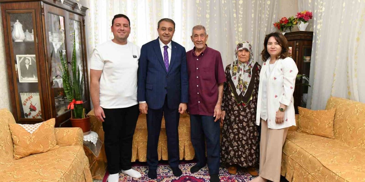 Şanlıurfa Valisi Hasan Şıldak eşi ile birlikte yaşlı bireylerle bir araya geldi